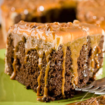 chocolate cake with praline-pecan topping
